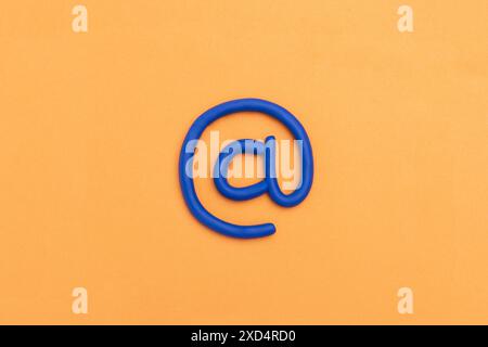 symbole d'e-mail 3d sur fond orange. Icône E-mail, concept pour internet, contactez-nous et adresse e-mail. Banque D'Images