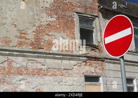 Die kaputte Stadt : Blick am Donnerstag 20.06.2024 auf das Stadtzentrum von Loitz Vorpommern Greifswald. In der Stadt Hat man es seit der Wende im Jahr 1989 sichtbar versäumt, die Innenstadt weiter zu entwickeln. Rund um den schmucken Marktplatz gibt es immer noch zahlreiche Bauruinen und Baulücken. Dazu sind zahlreiche Geschäfte und Kleinbetriebe geschlossen. Niemand Hat es in den zurückliegenden Jahrzehnten geschafft, die desaströse Entwicklung grundlegend aufzuhalten. Zwar gibt es hier und da kleine Lichtblicke. Aber dennoch ist BEI Gesprächen mit Einwohner immer wieder zu hören : an einigen Banque D'Images