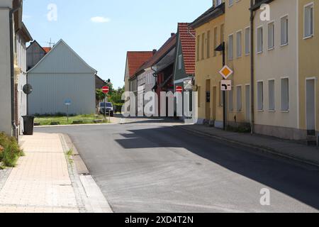 Die kaputte Stadt : Blick am Donnerstag 20.06.2024 auf das Stadtzentrum von Loitz Vorpommern Greifswald. In der Stadt Hat man es seit der Wende im Jahr 1989 sichtbar versäumt, die Innenstadt weiter zu entwickeln. Rund um den schmucken Marktplatz gibt es immer noch zahlreiche Bauruinen und Baulücken. Dazu sind zahlreiche Geschäfte und Kleinbetriebe geschlossen. Niemand Hat es in den zurückliegenden Jahrzehnten geschafft, die desaströse Entwicklung grundlegend aufzuhalten. Zwar gibt es hier und da kleine Lichtblicke. Aber dennoch ist BEI Gesprächen mit Einwohner immer wieder zu hören : an einigen Banque D'Images