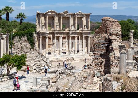 TURQUIE - 4 JUIN 2021 : il s'agit de la façade préservée de la Bibliothèque de Celsius parmi les ruines de l'ancienne Éphèse hellénique. Banque D'Images