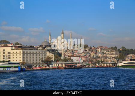 ISTANBUL, TURQUIE - 15 SEPTEMBRE 2017 : ceci est une vue de la mosquée Suleymaniye du côté de la baie de la Corne d'Or. Banque D'Images
