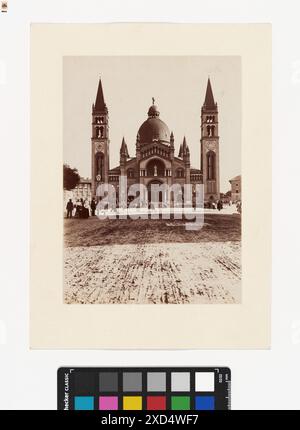 Photographie de Friedrich Strauß montrant l'extérieur nord de l'église d'Anton à Antonsplatz 21, Vienne, prise le 20 juillet 1902, y compris les gens en milieu urbain. Banque D'Images