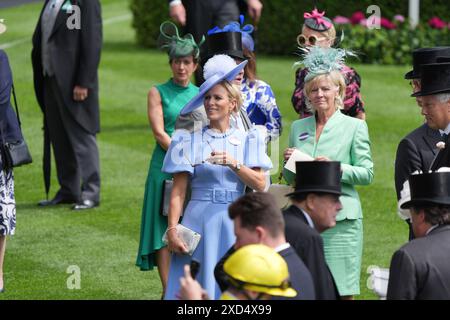 Zara Tindall (à gauche) et la duchesse de Richmond et Gordon (à droite) pendant le troisième jour de Royal Ascot à Ascot Racecourse, Berkshire. Date de la photo : jeudi 20 juin 2024. Banque D'Images