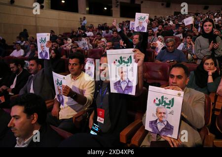 Téhéran, Iran. 19 juin 2024. Les Iraniens brandissent des affiches du candidat réformiste iranien Masoud Pezeshkian pour la présidentielle iranienne de juin 28 lors de sa réunion de campagne électorale à Téhéran. À la suite de l'accident d'hélicoptère qui a coûté la vie au président Ebrahim Raisi et à sept autres personnes le 19 mai, l'Iran se prépare à une élection prochaine. (Crédit image : © Rouzbeh Fouladi/ZUMA Press Wire) USAGE ÉDITORIAL SEULEMENT! Non destiné à UN USAGE commercial ! Banque D'Images