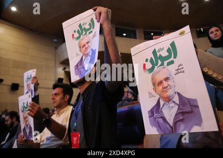 Téhéran, Iran. 19 juin 2024. Les Iraniens brandissent des affiches du candidat réformiste iranien Masoud Pezeshkian pour la présidentielle iranienne de juin 28 lors de sa réunion de campagne électorale à Téhéran. À la suite de l'accident d'hélicoptère qui a coûté la vie au président Ebrahim Raisi et à sept autres personnes le 19 mai, l'Iran se prépare à une élection prochaine. (Crédit image : © Rouzbeh Fouladi/ZUMA Press Wire) USAGE ÉDITORIAL SEULEMENT! Non destiné à UN USAGE commercial ! Banque D'Images