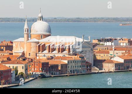 Vue aérienne dans la brume marine de il Redentore, Chiesa del Santissimo Redentore ou église du Saint Rédempteur, Giudecca, Venise, Italie Banque D'Images