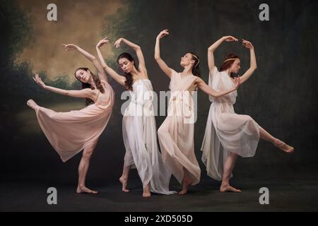 Ballet serein. Ballerines éthérées danseurs posant dans une robe beige flottante sur fond de studio vintage. Banque D'Images