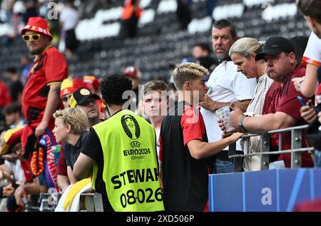 FRANCFORT-SUR-le-MAIN, ALLEMAGNE - 17 JUIN : Charles de Ketelaere de Belgique avec sa mère lors du match de la phase de groupes de l'UEFA EURO 2024 entre la Belgique et Banque D'Images