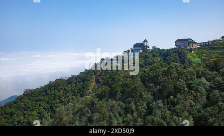 BA Na Hills, Vietnam - 7 février 2024 : vues au-dessus de la forêt nuageuse depuis la station balnéaire de Ba Na Hills, Da Nang, Vietnam Banque D'Images