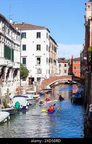 Touristes kayak à Rio di Santa Caterina aux côtés de Fondamenta Zen, Cannaregio, Venise, Italie Banque D'Images