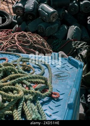 vieux filets de pêche dans un petit village de pêcheurs près du port Banque D'Images