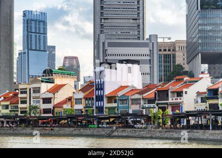 Vue imprenable sur les gratte-ciel et les vieux bâtiments traditionnels à Boat Quay à Singapour. Immeubles modernes de grande hauteur au-dessus de vieilles maisons. Banque D'Images
