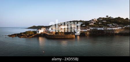 Paysage aérien du pittoresque village de pêcheurs de Cornouailles de Coverack en Cornouailles avec des maisons de vacances souhaitables et des chalets coûteux surplombant la mer Banque D'Images