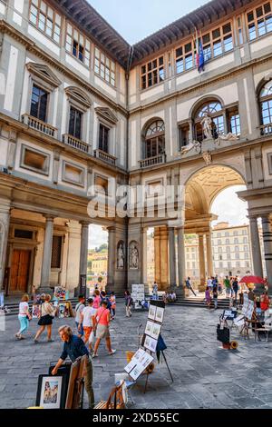 Florence, Italie - 25 août 2014 : cour étroite de la Galerie des Offices appelée Piazzale degli Uffizi à Florence, Toscane, Italie. Banque D'Images