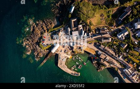 Vue aérienne du paysage directement au-dessus du pittoresque village de pêcheurs de Cornouailles de Coverack en Cornouailles assis sur un affleurement rocheux de terre avec côte rocheuse Banque D'Images