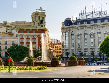 Madrid, Espagne - 20 août 2014 : vue de Fuente de Neptuno (Fontaine de Neptune) sur la Plaza Canovas del Castillo à Madrid, Espagne. Banque D'Images