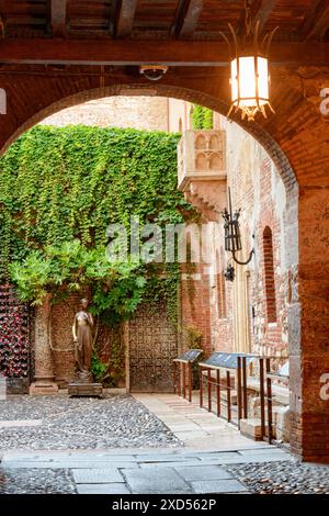 Vérone, Italie - 24 août 2014 : Cour de Casa di Giulietta (Maison de Juliette ou Maison de Cappelletti) à Vérone, Italie. Banque D'Images