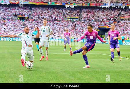 Stuttgart, Allemagne. 19 juin 2024. Jamal Musiala, DFB 10 Competition for the ball, Tackling, duel, header, zweikampf, action, lutte contre Attila Fiola, HUN 5 dans le match de la phase de groupes ALLEMAGNE - HONGRIE 2-0 des Championnats d'Europe de l'UEFA 2024 le 19 juin 2024 à Stuttgart, Allemagne. Photographe : ddp images/STAR-images crédit : ddp Media GmbH/Alamy Live News Banque D'Images