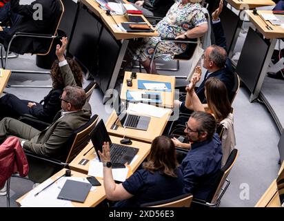 Berlin, Allemagne. 20 juin 2024. Les députés votent à main levée lors d'une session plénière à la Chambre des représentants de Berlin. Crédit : Fabian Sommer/dpa/Alamy Live News Banque D'Images