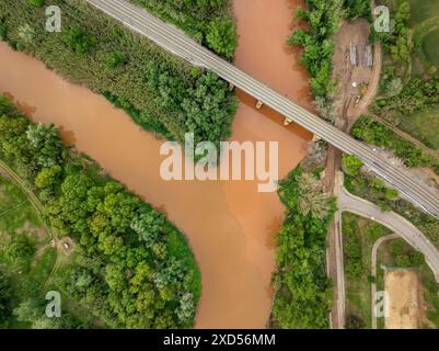 Aiguabarreig (confluence) des rivières Llobregat et Cardener, avec des eaux turbides après les pluies printanières (Bages, Barcelone, ​​Catalonia, Espagne) Banque D'Images