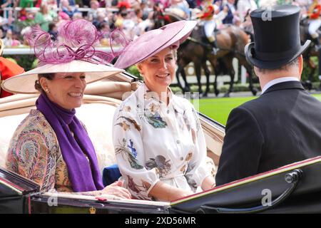 Le duc et la duchesse d'Édimbourg, le comte de Snowdon et la princesse Zahra Aga Khan (à gauche) arrivent en calèche pendant le troisième jour du Royal Ascot à l'hippodrome d'Ascot, dans le Berkshire. Date de la photo : jeudi 20 juin 2024. Banque D'Images