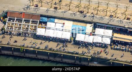 Vue aérienne, Altstadt Rheinuferpromenade, invités à l'extérieur restaurant avec toit à persiennes, Altstadt, Düsseldorf, Rhénanie du Nord-Westphalie, Germa Banque D'Images