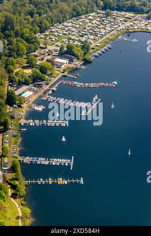 Vue aérienne, activités de loisirs à Unterbacher See, se[h]restaurant au port de plaisance, amarrages de bateaux pour voiliers et pédalos, Campingplatz Nord Banque D'Images