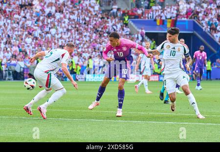 Stuttgart, Allemagne. 19 juin 2024. Jamal Musiala, DFB 10 Competition for the ball, Tackling, duel, header, zweikampf, action, combat contre Dominik Szoboszlai, HUN 10 dans le match de la phase de groupes ALLEMAGNE - HONGRIE 2-0 des Championnats d'Europe de l'UEFA 2024 le 19 juin 2024 à Stuttgart, Allemagne. Photographe : ddp images/STAR-images crédit : ddp Media GmbH/Alamy Live News Banque D'Images