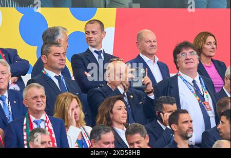 Stuttgart, Allemagne. 19 juin 2024. OLAF Scholz, Bundeskanzler Deutschland mit Ehefrau Britta Ernst Aleksander CEFERIN, UEFA Praesident, dans le match de la phase de groupes ALLEMAGNE - HONGRIE 2-0 des Championnats d'Europe de l'UEFA 2024 le 19 juin 2024 à Stuttgart, Allemagne. Photographe : ddp images/STAR-images crédit : ddp Media GmbH/Alamy Live News Banque D'Images