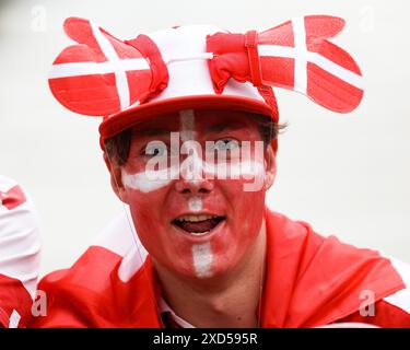 Francfort, Deutschland. 20 juin 2024. Daenischer Fan mit Funcap GER, Denmark (DEN) v. England (ENG), Fussball Europameisterschaft, UEFA EURO 2024, Gruppe C, 2. Spieltag, 20.06.2024 LA RÉGLEMENTATION DFB/DFL INTERDIT TOUTE UTILISATION DE PHOTOGRAPHIES COMME SÉQUENCES D'IMAGES ET/OU QUASI-VIDÉO Foto Credit : Eibner-Pressefoto/Alamy Live News Banque D'Images