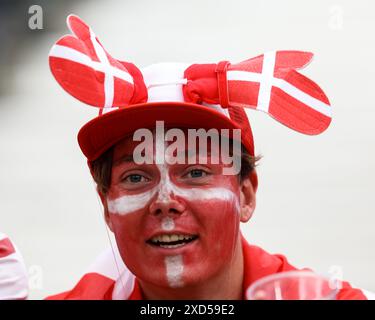 Francfort, Deutschland. 20 juin 2024. Daenischer Fan mit Funcap GER, Denmark (DEN) v. England (ENG), Fussball Europameisterschaft, UEFA EURO 2024, Gruppe C, 2. Spieltag, 20.06.2024 LA RÉGLEMENTATION DFB/DFL INTERDIT TOUTE UTILISATION DE PHOTOGRAPHIES COMME SÉQUENCES D'IMAGES ET/OU QUASI-VIDÉO Foto Credit : Eibner-Pressefoto/Alamy Live News Banque D'Images