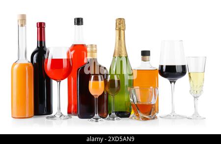 Bouteilles et verres avec différentes boissons alcoolisées isolées sur blanc Banque D'Images