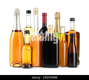 Bouteilles de différentes boissons alcoolisées isolées sur blanc Banque D'Images