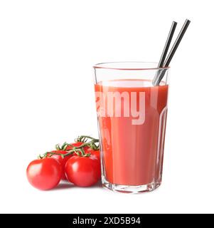 Savoureux jus de tomate en verre et légumes frais isolés sur blanc Banque D'Images