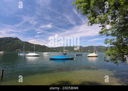 Tegernsee, Bayern, Deutschland 18. Juni 2024 hier der Blick auf den Tegernsee Landkreis Miesbach von der Ortschaft Tegernsee, einige Segelboote auf dem Wasser *** Tegernsee, Bavière, Allemagne 18 juin 2024 Voici la vue du district de Tegernsee Miesbach du village Tegernsee, quelques voiliers sur l'eau Banque D'Images