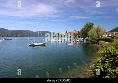 Tegernsee, Bayern, Deutschland 18. Juni 2024 hier der Blick auf den Tegernsee Landkreis Miesbach mit einigen Segelbooten *** Tegernsee, Bavière, Allemagne 18 juin 2024 Voici la vue du quartier de Tegernsee Miesbach avec quelques voiliers Banque D'Images