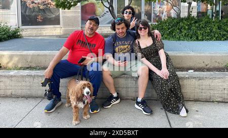 Famille et chien de compagnie, portrait sur le trottoir de la ville, Toronto, Canada Banque D'Images