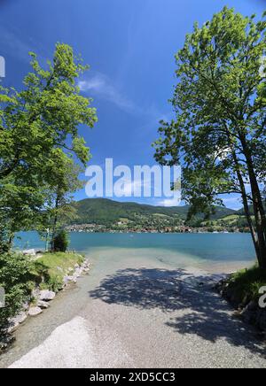 Tegernsee, Bayern, Deutschland 18. Juni 2024 hier der Blick auf den Tegernsee Landkreis Miesbach hier am Söllbach BEI Ringsee der in den Tegernsee mündet *** Tegernsee, Bavière, Allemagne 18 juin 2024 ici la vue du quartier de Tegernsee Miesbach ici à la Söllbach près de Ringsee qui se jette dans le Tegernsee Banque D'Images