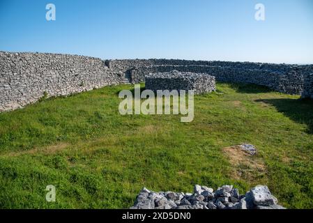 Vue sur Stone Ring Fort Dun Eochla, monument historique sur l'île d'Aran en République d'Irlande Banque D'Images