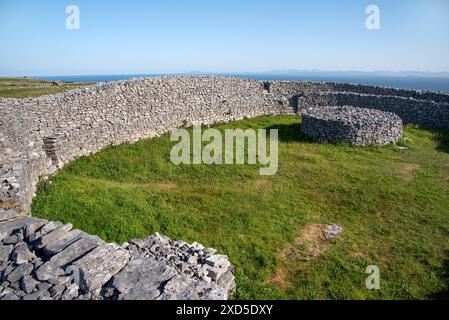 Vue sur Stone Ring Fort Dun Eochla, monument historique sur l'île d'Aran en République d'Irlande Banque D'Images