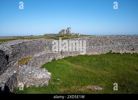 Vue depuis Stone Ring Fort Dun Eochla ton vieux phare, monument historique sur l'île d'Aran en République d'Irlande Banque D'Images