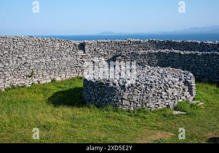 Vue sur Stone Ring Fort Dun Eochla, monument historique sur l'île d'Aran en République d'Irlande Banque D'Images