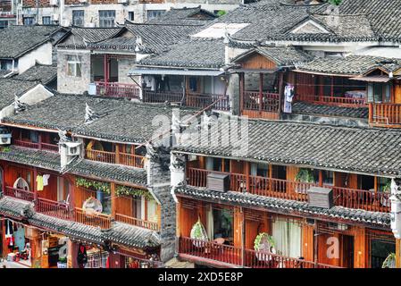 Vue imprenable sur les toits traditionnels chinois en tuiles noires des bâtiments authentiques Phoenix Ancient Town (comté de Fenghuang), Chine. Banque D'Images