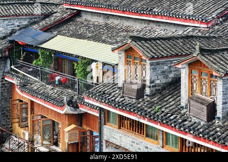 Vue imprenable sur les toits traditionnels chinois en tuiles noires des bâtiments authentiques Phoenix Ancient Town (comté de Fenghuang), Chine. Banque D'Images