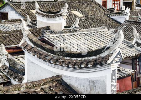 Vue imprenable sur les toits traditionnels chinois en tuiles noires des bâtiments authentiques Phoenix Ancient Town (comté de Fenghuang), Chine. Banque D'Images