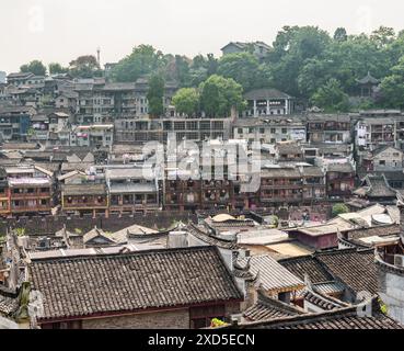 Vue imprenable sur les toits traditionnels chinois en tuiles noires des bâtiments authentiques Phoenix Ancient Town (comté de Fenghuang), Chine. Banque D'Images