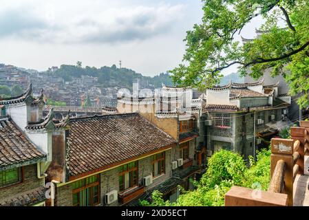 Vue imprenable sur les toits traditionnels chinois en tuiles noires des bâtiments authentiques Phoenix Ancient Town (comté de Fenghuang), Chine. Banque D'Images