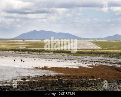 La piste de l'aéroport de Baile a Mhanaich sur Benbecula, Hébrides extérieures, Écosse, Royaume-Uni. Banque D'Images