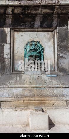 Arles, Bouches-du-Rhône, France - 20 avril 2019 : fontaines ornées de masques d'Hercule sur la place de la République. Banque D'Images