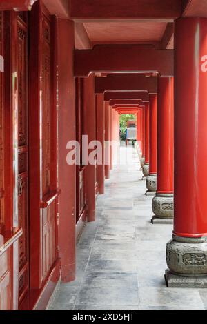 Leshan, Chine - 28 septembre 2017 : impressionnant couloir en bois rouge du temple bouddhiste dans la zone pittoresque du Bouddha géant de Leshan. Banque D'Images